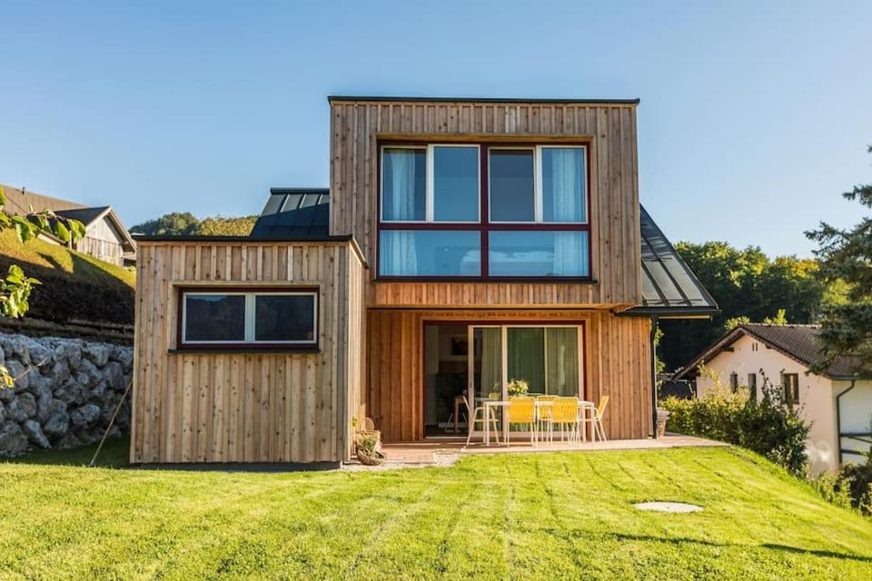 Property building, Day, Garden, Balcony/Terrace
