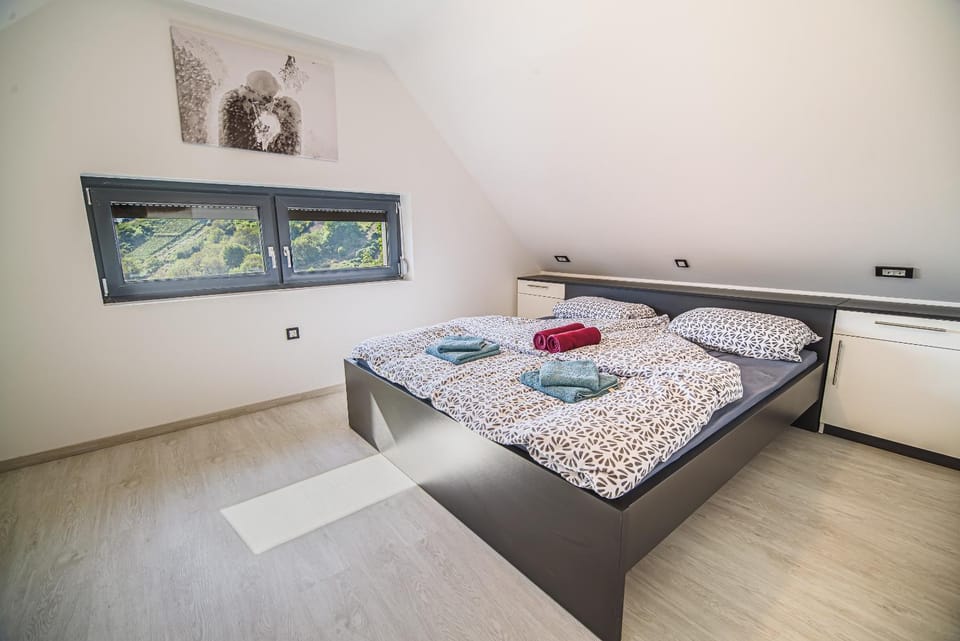 Bed, Bedroom, towels