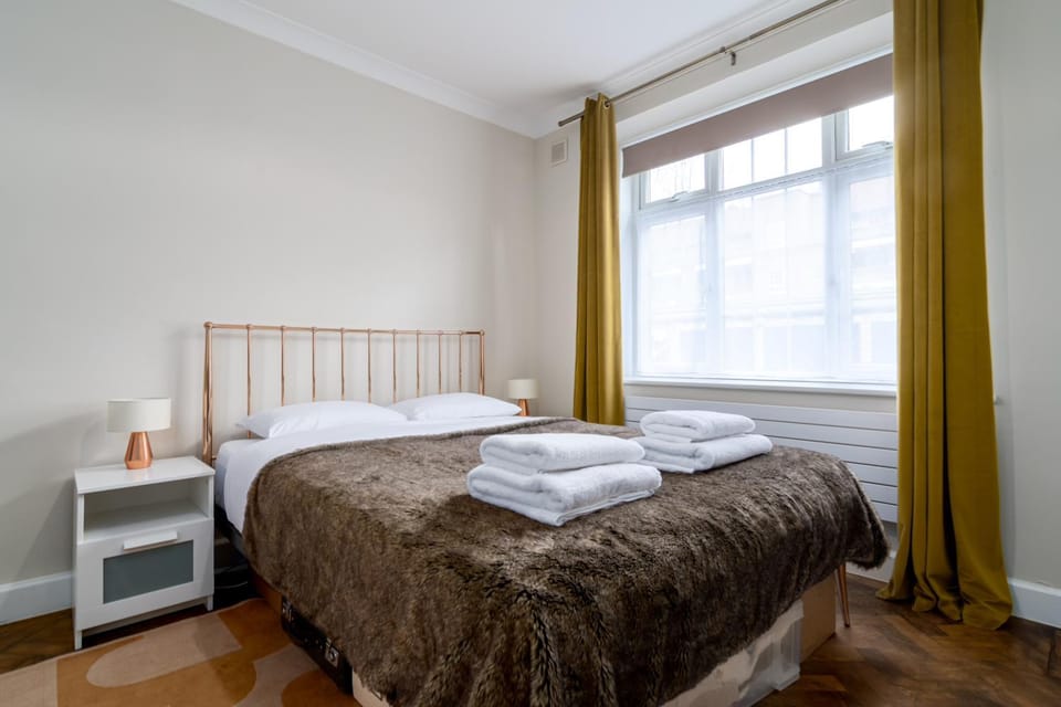 Bed, towels