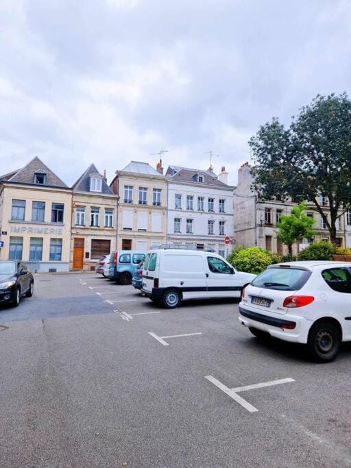 Property building, Neighbourhood, Location
