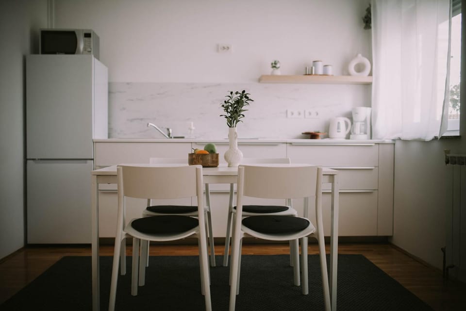 Kitchen or kitchenette, Dining area, minibar, stove