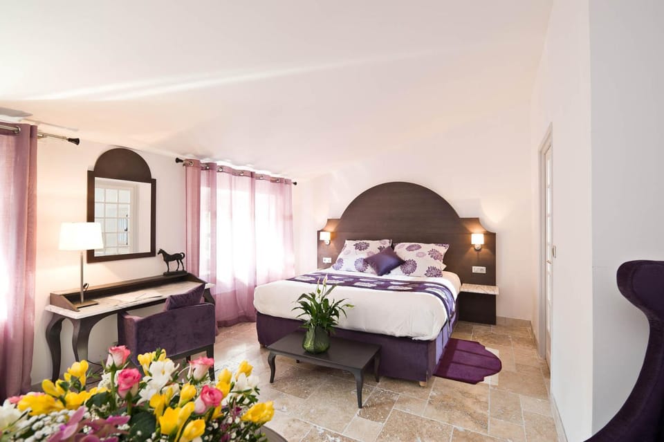 Bed, Photo of the whole room, Seating area, Bedroom