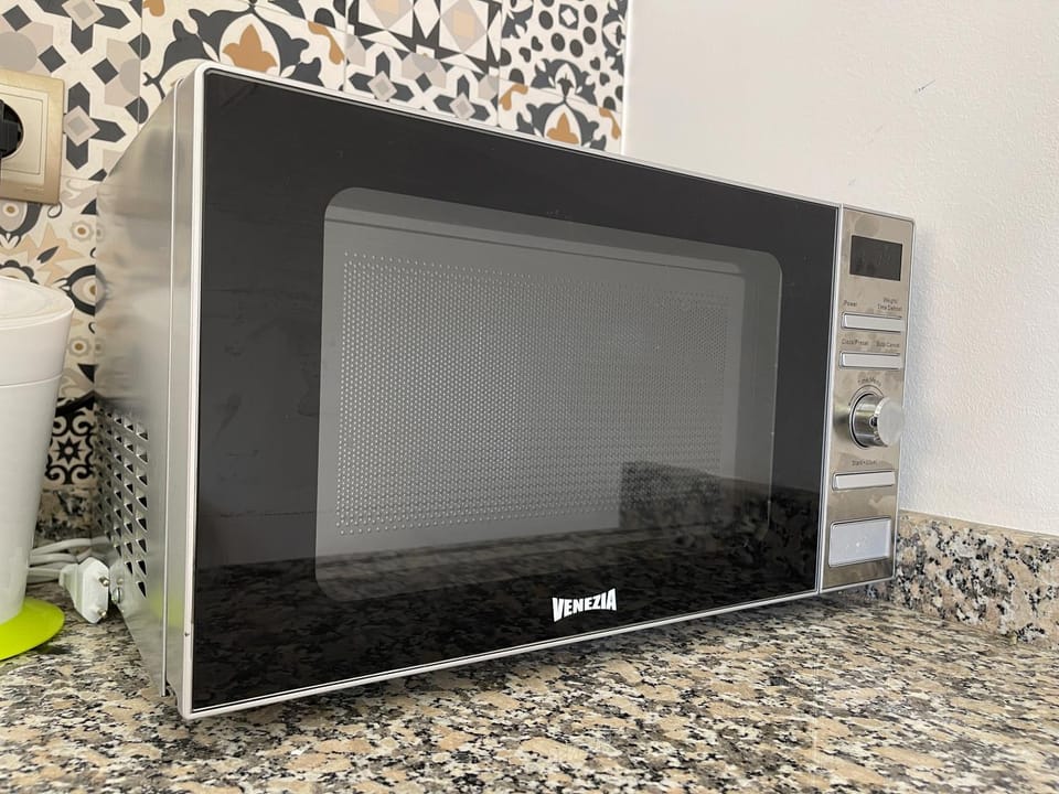 Kitchen or kitchenette, minibar