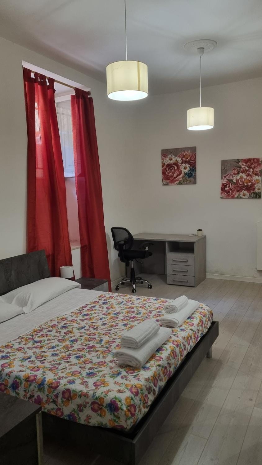 Bed, Photo of the whole room, Seating area, Bedroom, towels
