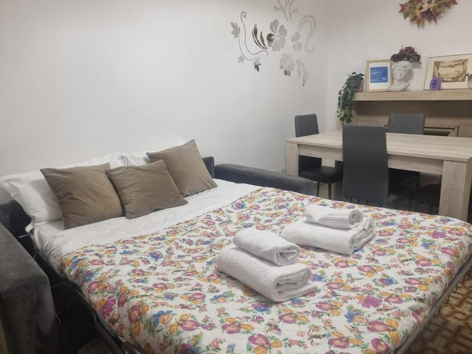 Photo of the whole room, towels