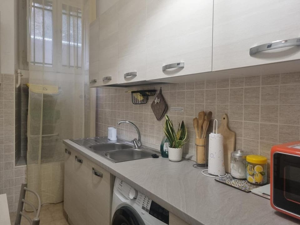 Coffee/tea facilities, Kitchen or kitchenette, stove, toaster, washing machine