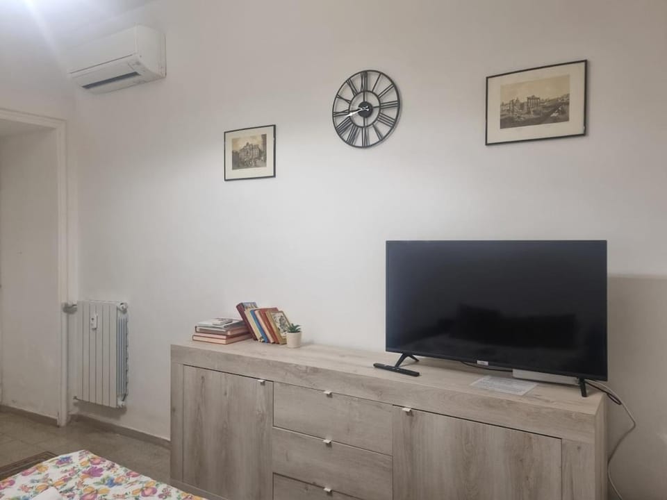 Communal lounge/ TV room, TV and multimedia, Photo of the whole room, air conditioner