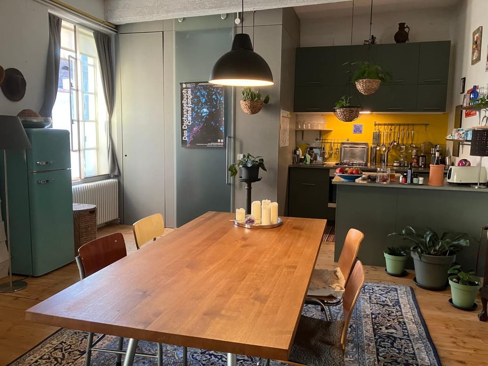 Kitchen or kitchenette, Dining area