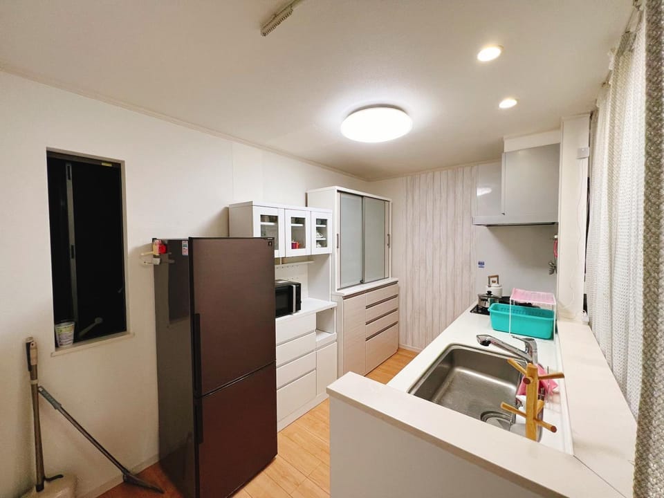 Kitchen or kitchenette, minibar, stove