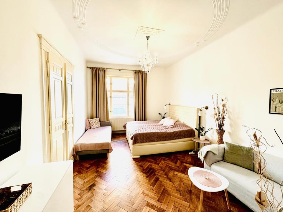 Bed, Photo of the whole room, Seating area, Bedroom