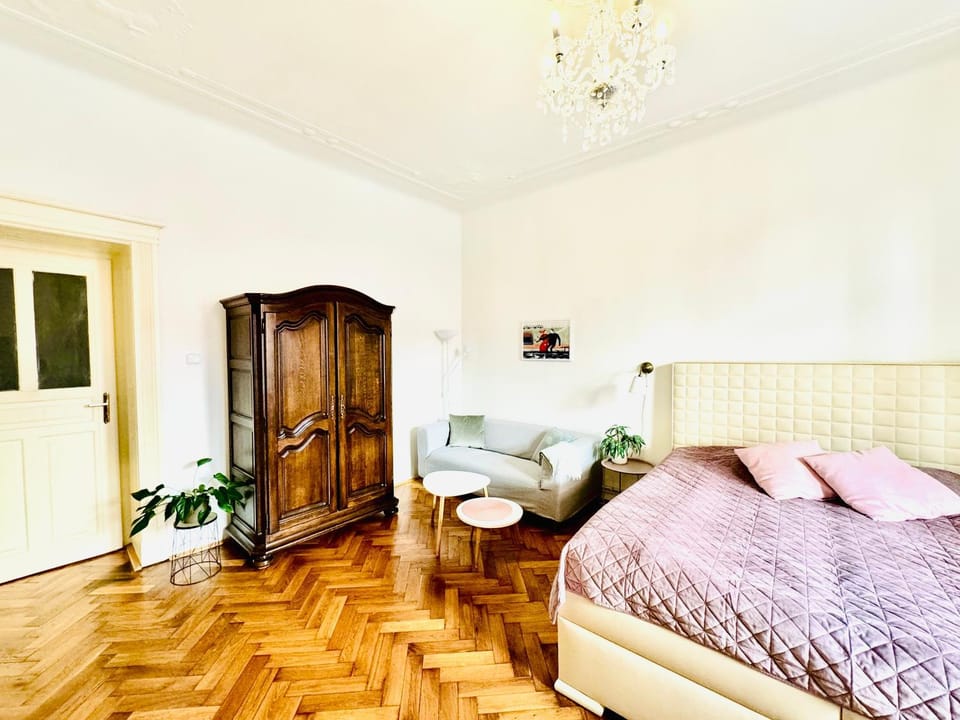 Photo of the whole room, Bedroom, wardrobe