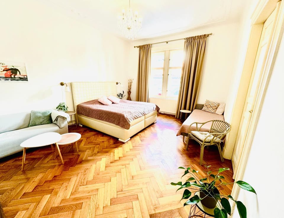 Bed, Photo of the whole room, Seating area, Bedroom