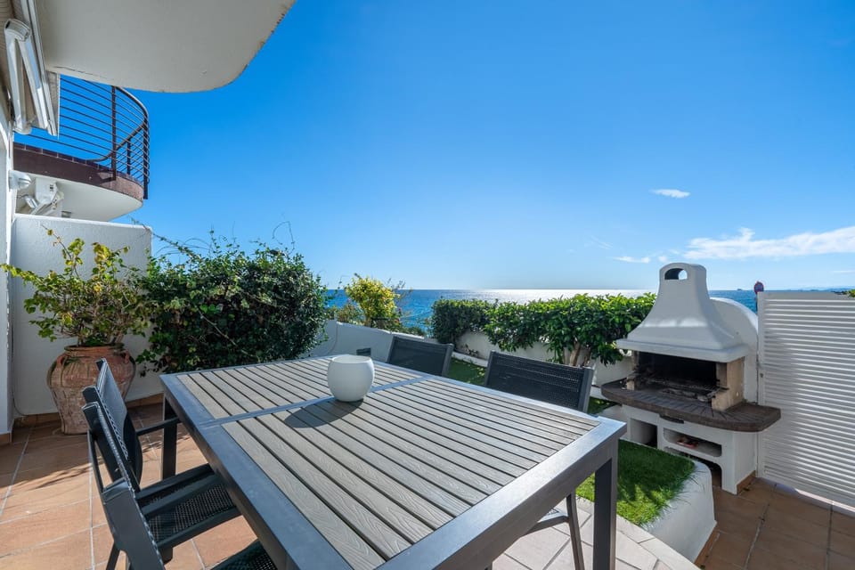 Property building, Balcony/Terrace, Living room