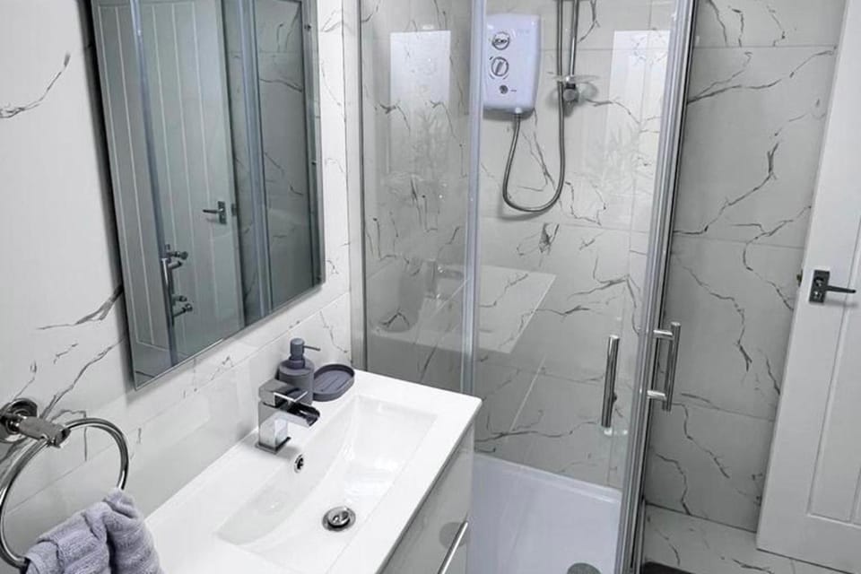 2 Bed apartment Sleeps 3 -Smart Tv -Private garden Apartment in Huddersfield