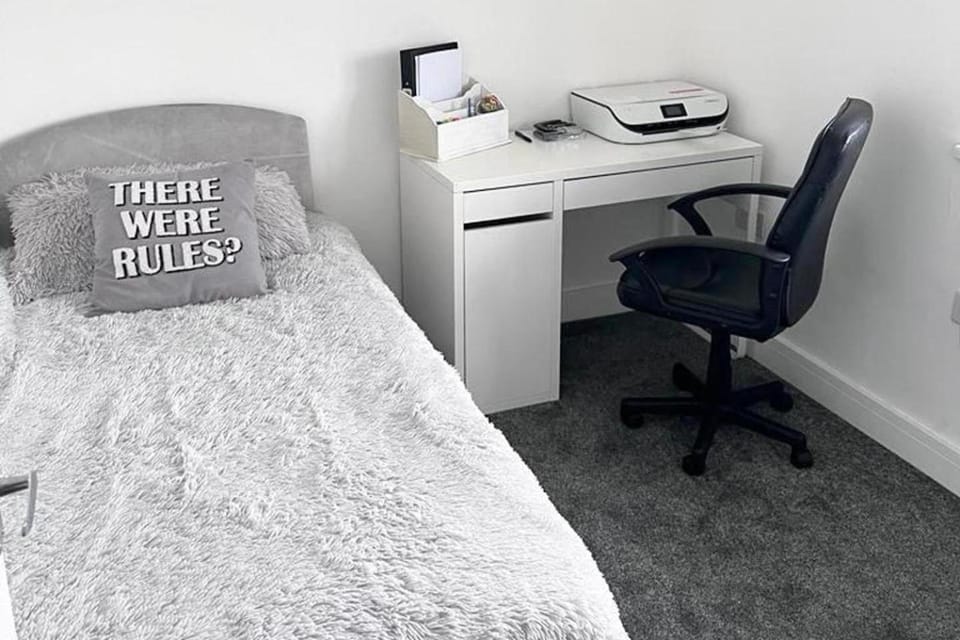 2 Bed apartment Sleeps 3 -Smart Tv -Private garden Apartment in Huddersfield