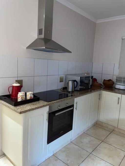 Cozy & Colorful Umhlanga Cottage Apartment in Umhlanga