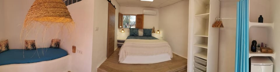 Bed, Photo of the whole room, Seating area