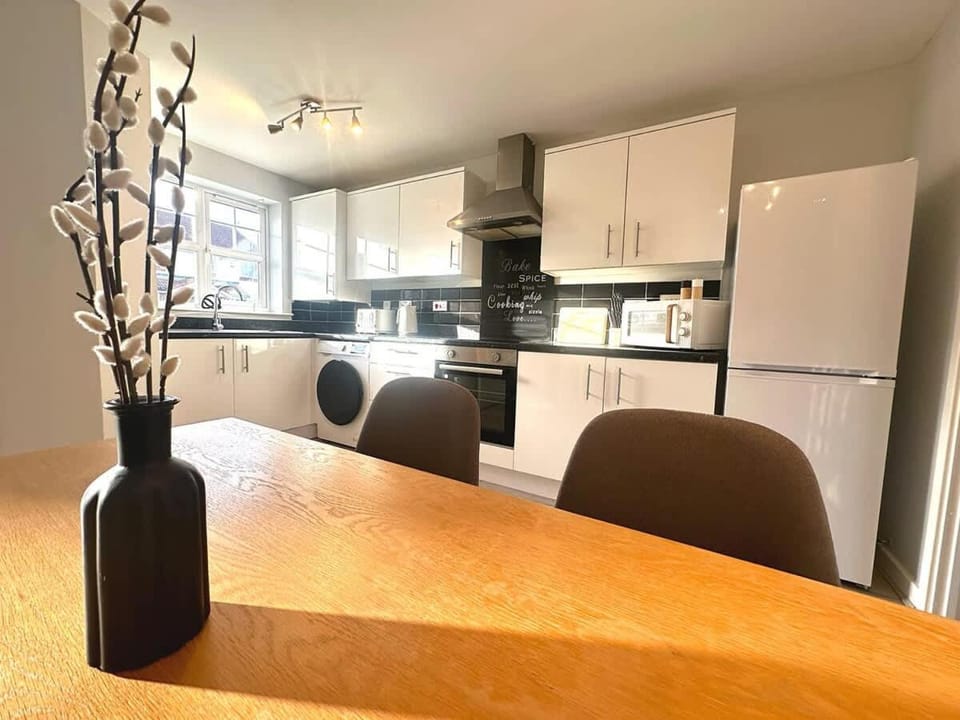 Letchworth House by Blue Skies Stays House in England