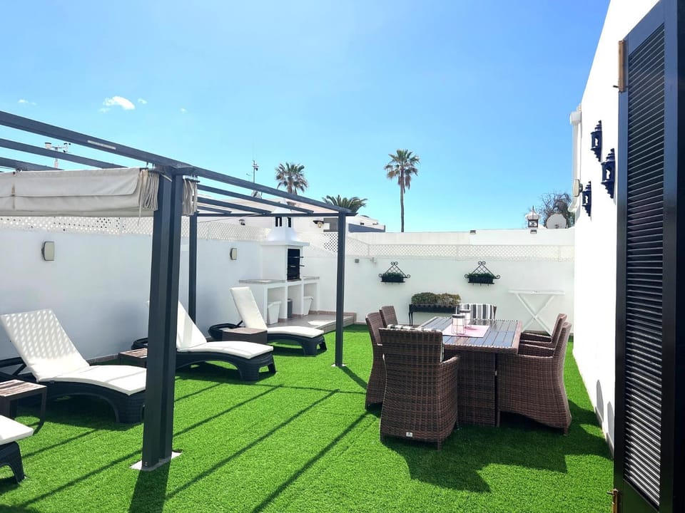 Villa Victoria just 150 metres from Playa Bastian Costa Teguise House in Costa Teguise