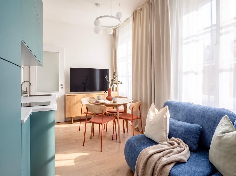 Bed, TV and multimedia, Dining area, Bedroom, kitchen