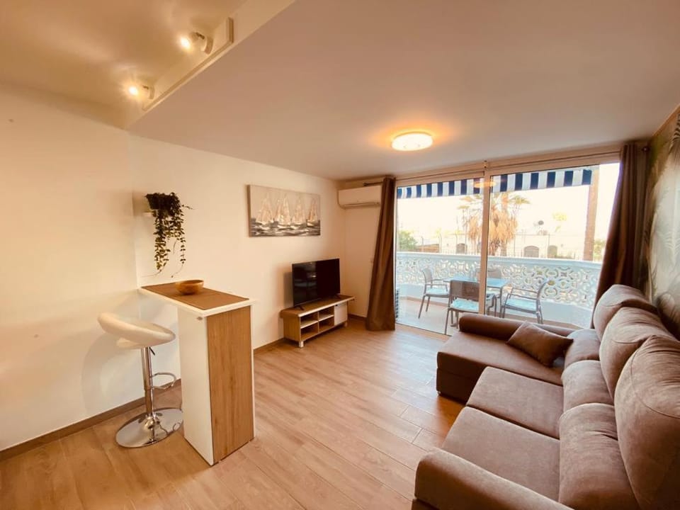 TV and multimedia, Living room, Seating area, hair dresser