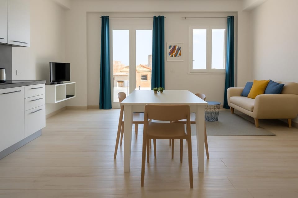 TV and multimedia, Kitchen or kitchenette, Living room, Seating area, Dining area