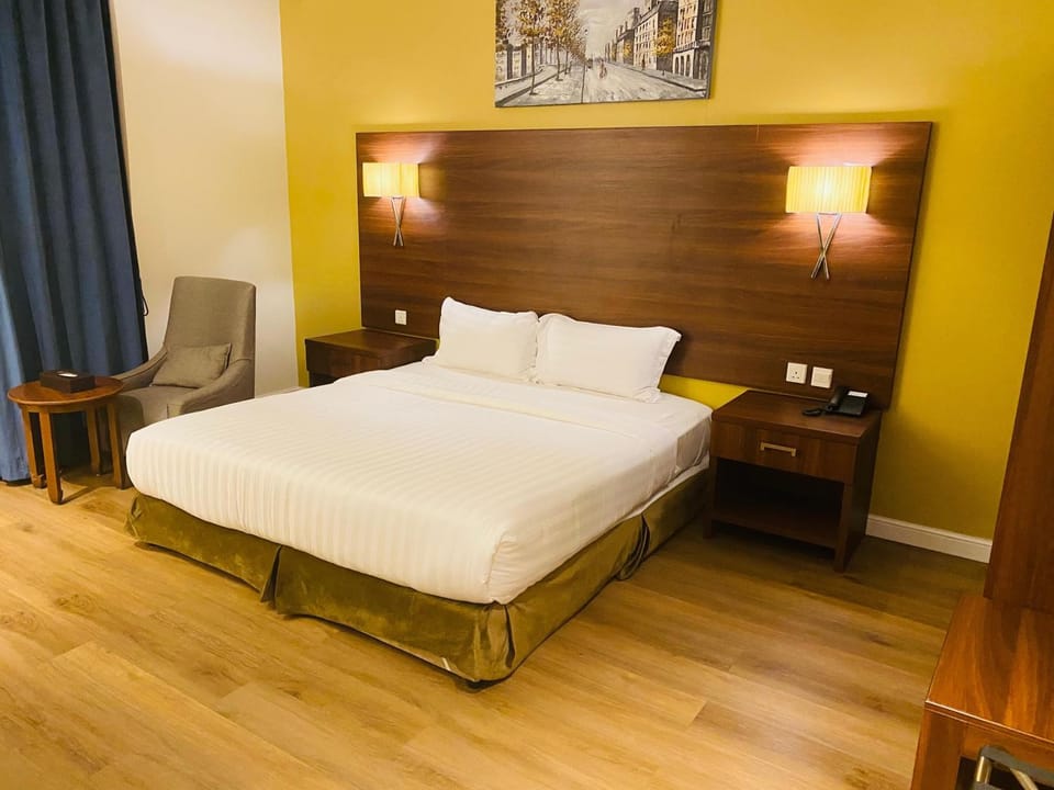 Bed, Photo of the whole room, Seating area