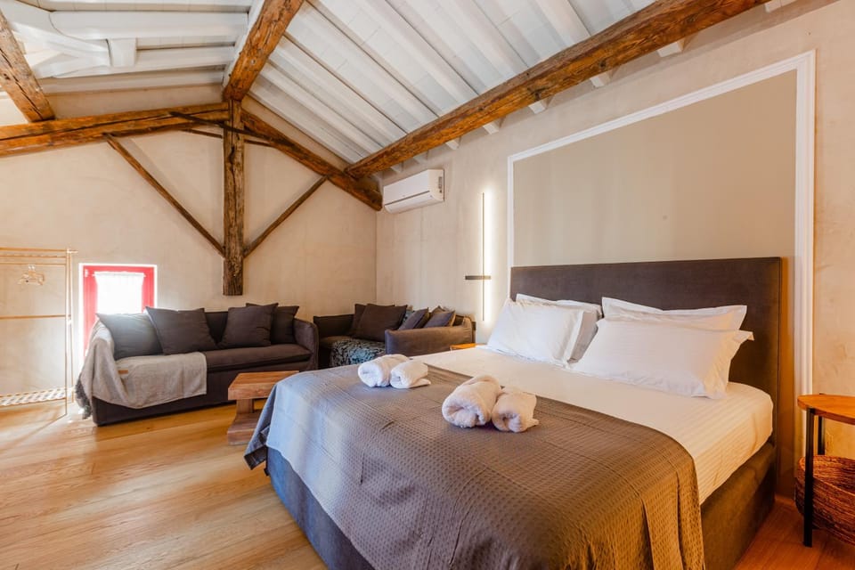 Bed, Photo of the whole room, Seating area, Bedroom, towels, air conditioner