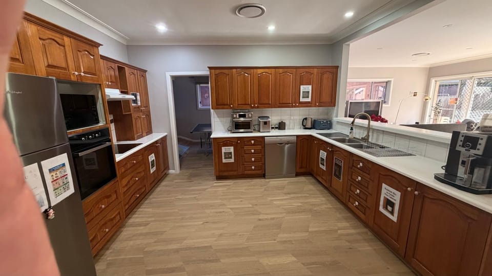 Work & Unwind - King Bed - 500MB WiFi - Game & Spa - Cinema - Heated toilet seat - Business Personal Event House in Sydney