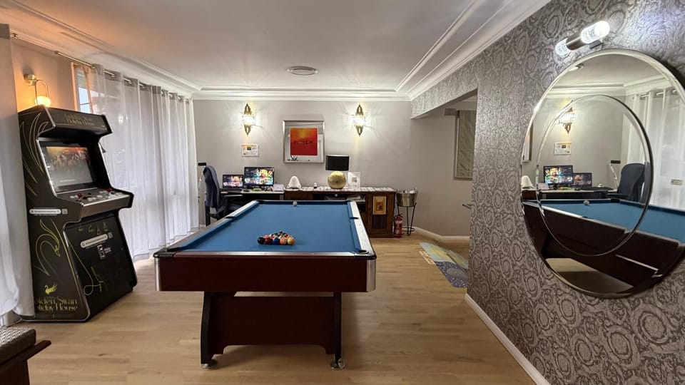 Billiard, Game Room