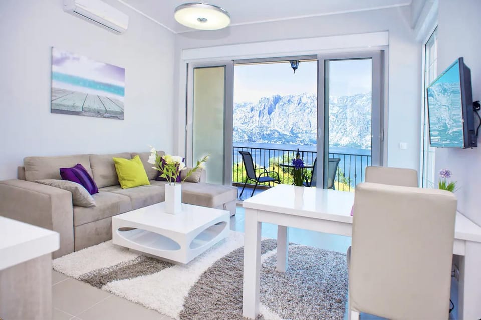 Living room, Seating area, Mountain view