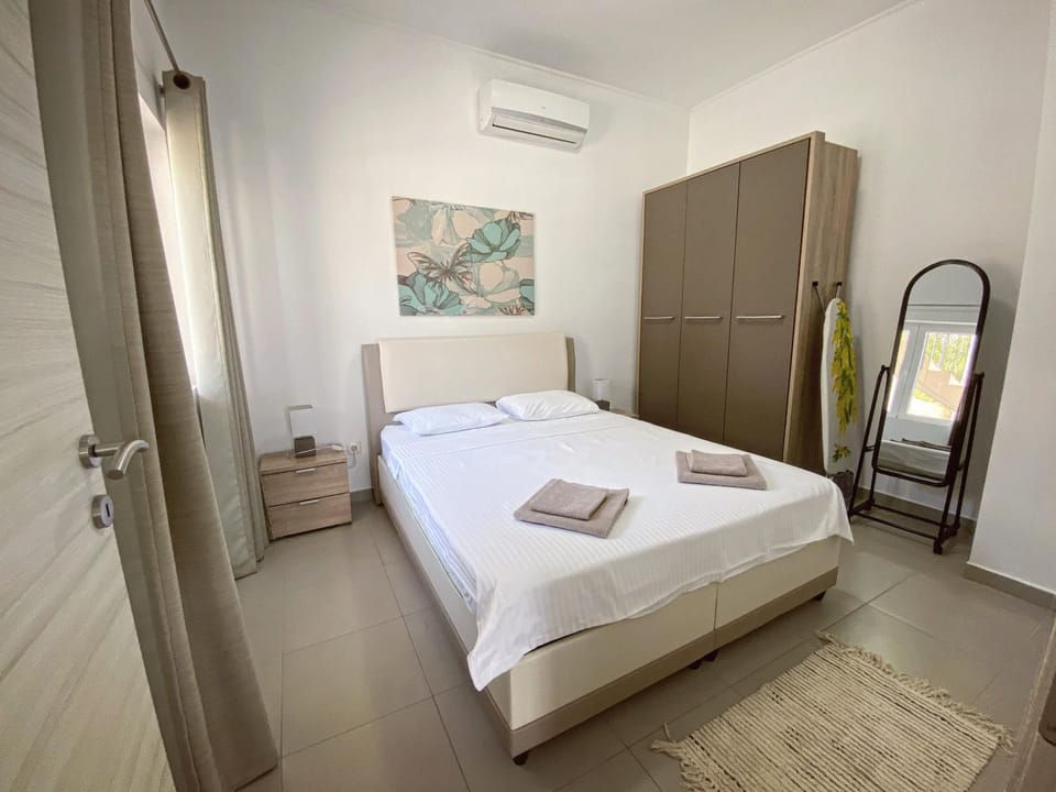 Bed, Photo of the whole room, Bedroom, towels, wardrobe, air conditioner