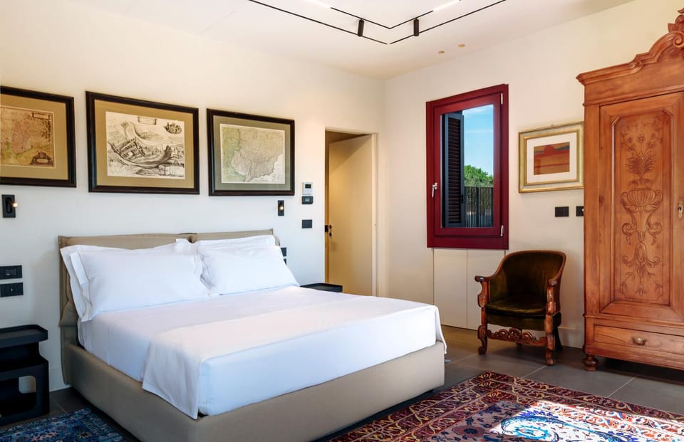 Bed, Seating area, Bedroom