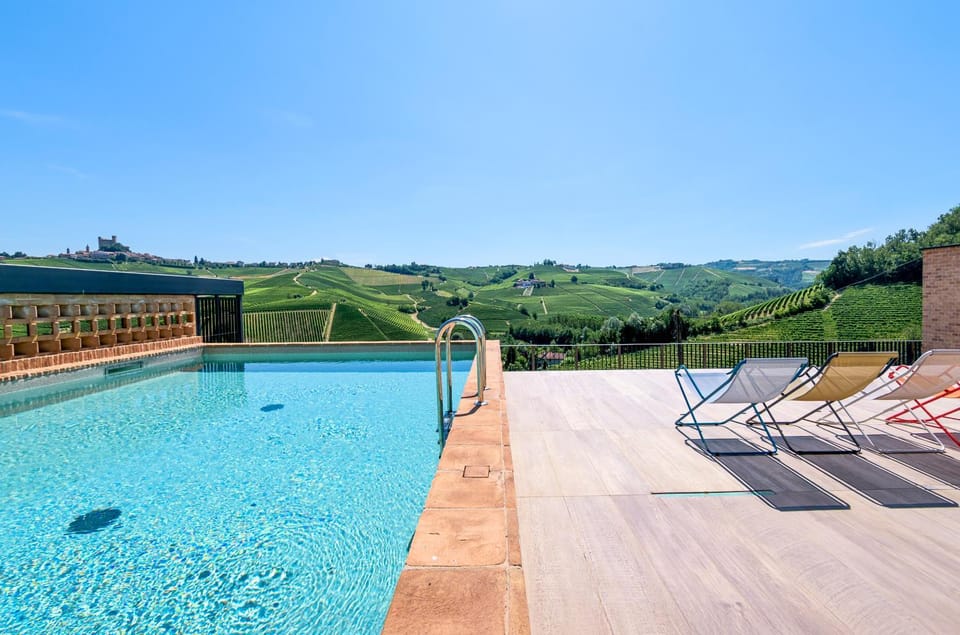 Pool view, Swimming pool, sunbed