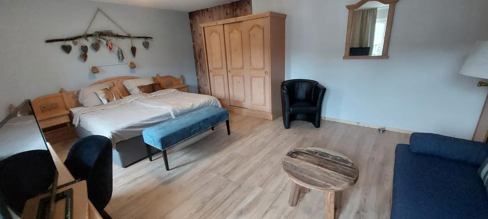 Coffee/tea facilities, Balcony/Terrace, Seating area, Mountain view, Family, Quiet street view