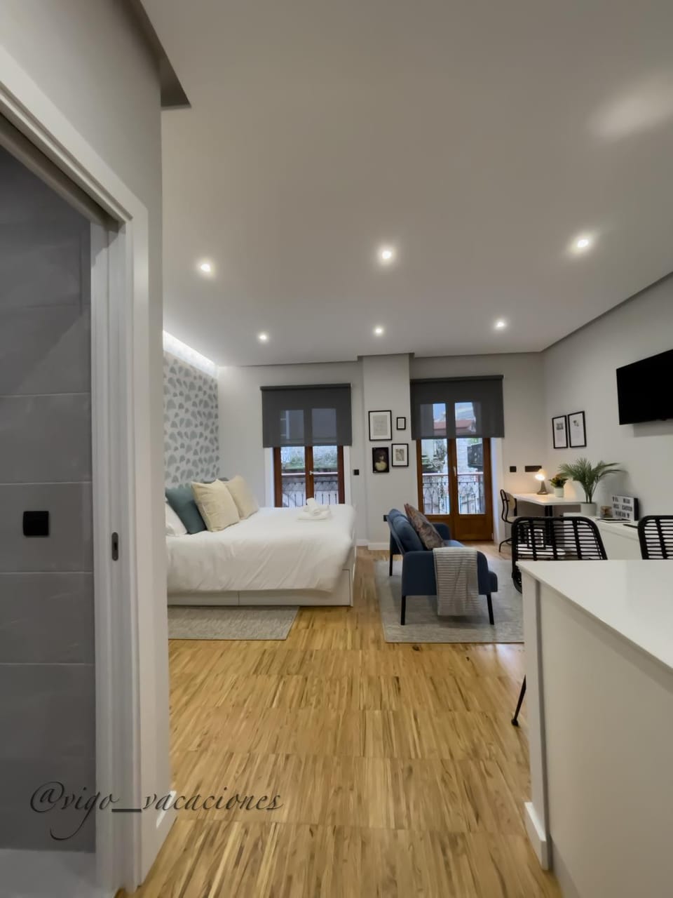 Bed, Photo of the whole room, towels