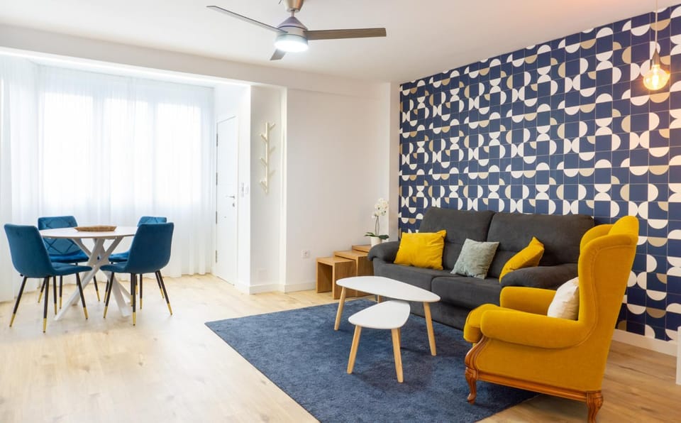 Living room, Seating area, Dining area, fireplace