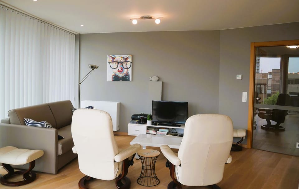 Property building, TV and multimedia, Living room, Seating area