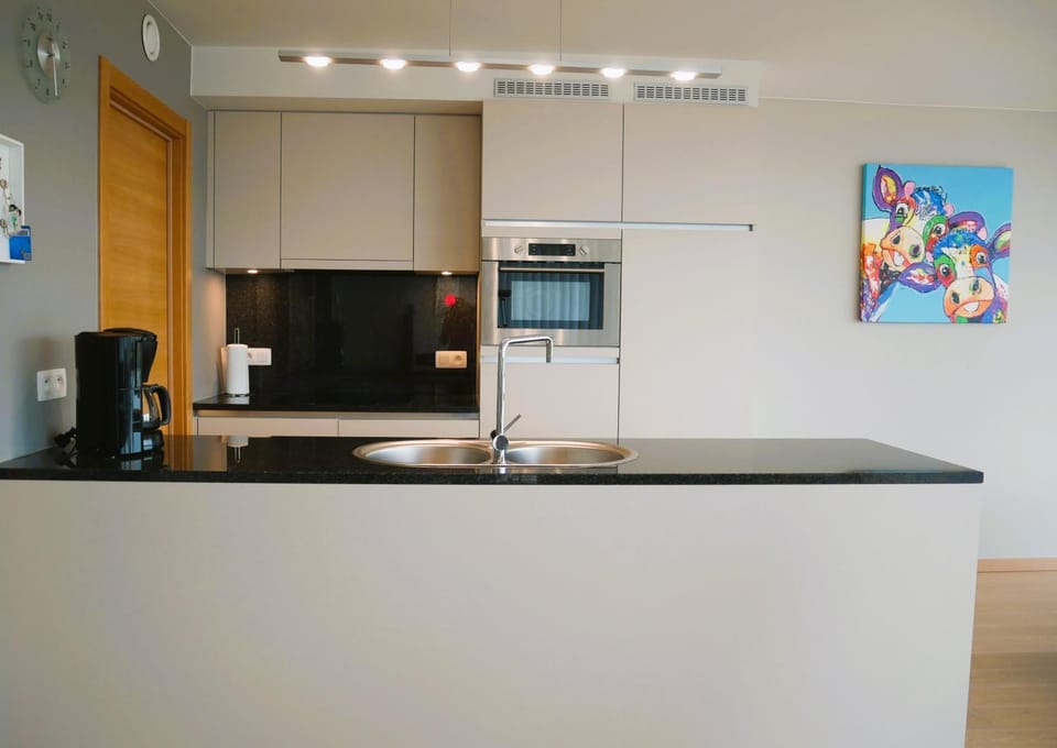 Property building, Coffee/tea facilities, Kitchen or kitchenette, oven, stove