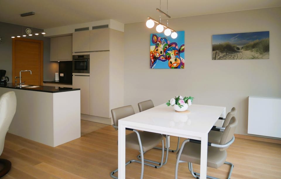 Property building, Kitchen or kitchenette, Dining area, oven, stove