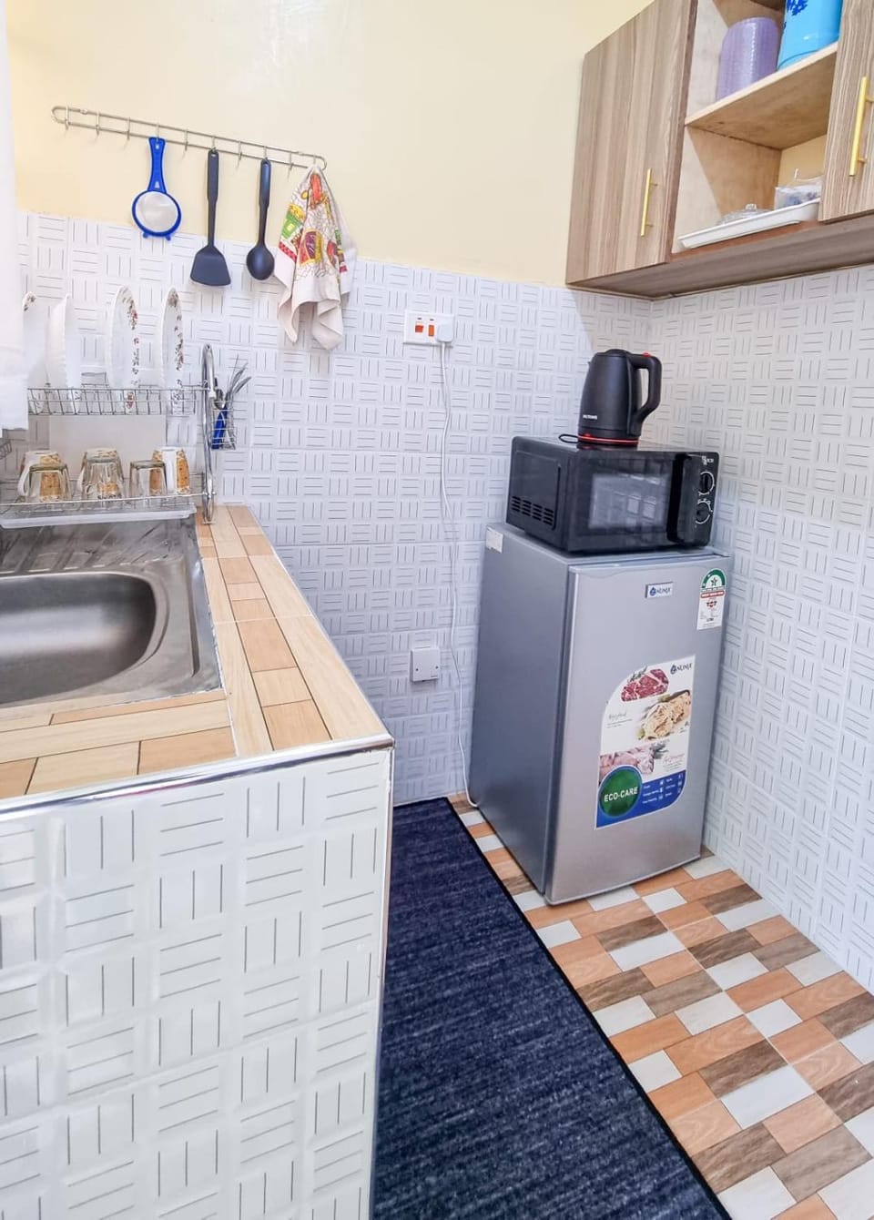 Kitchen or kitchenette, minibar