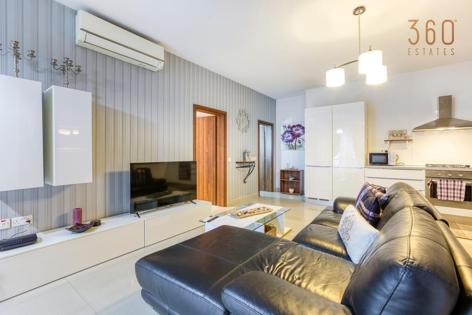 Communal lounge/ TV room, TV and multimedia, Kitchen or kitchenette, Living room, Seating area, Dining area, Evening entertainment, fireplace, air conditioner