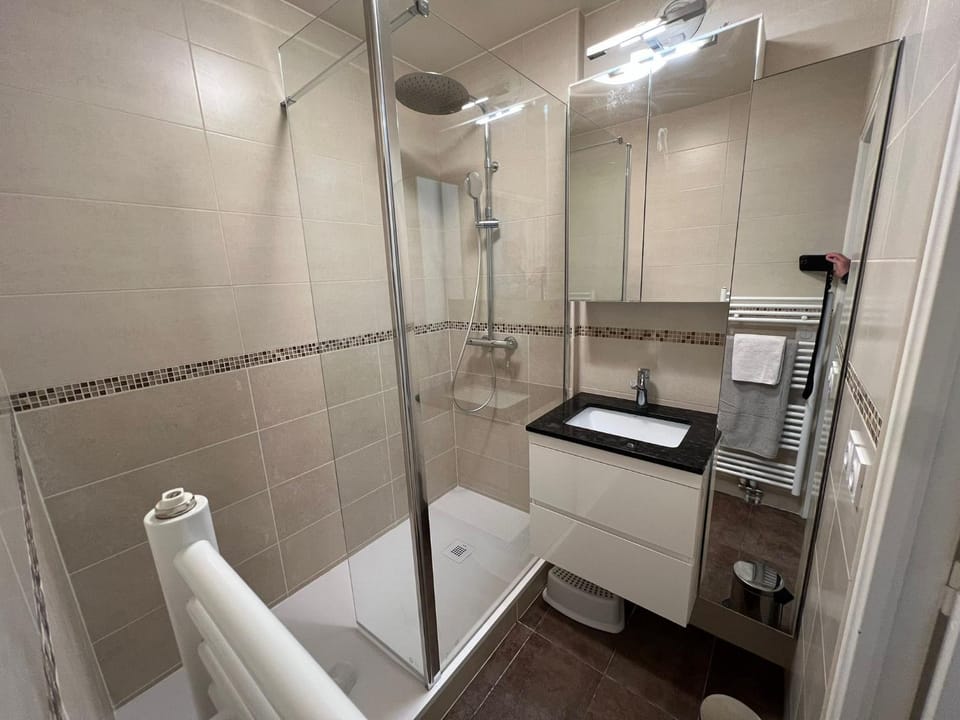 Shower, Bathroom, towels