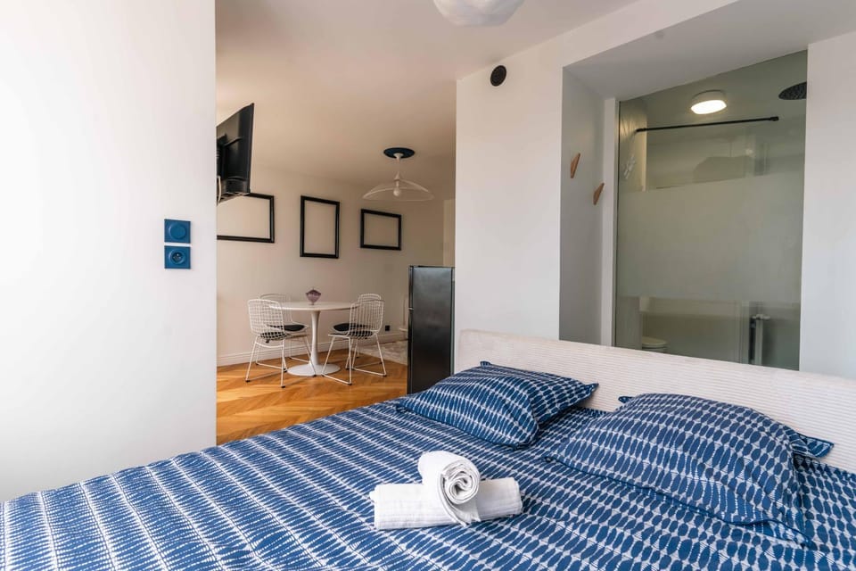 Bed, TV and multimedia, Photo of the whole room, Bedroom, towels