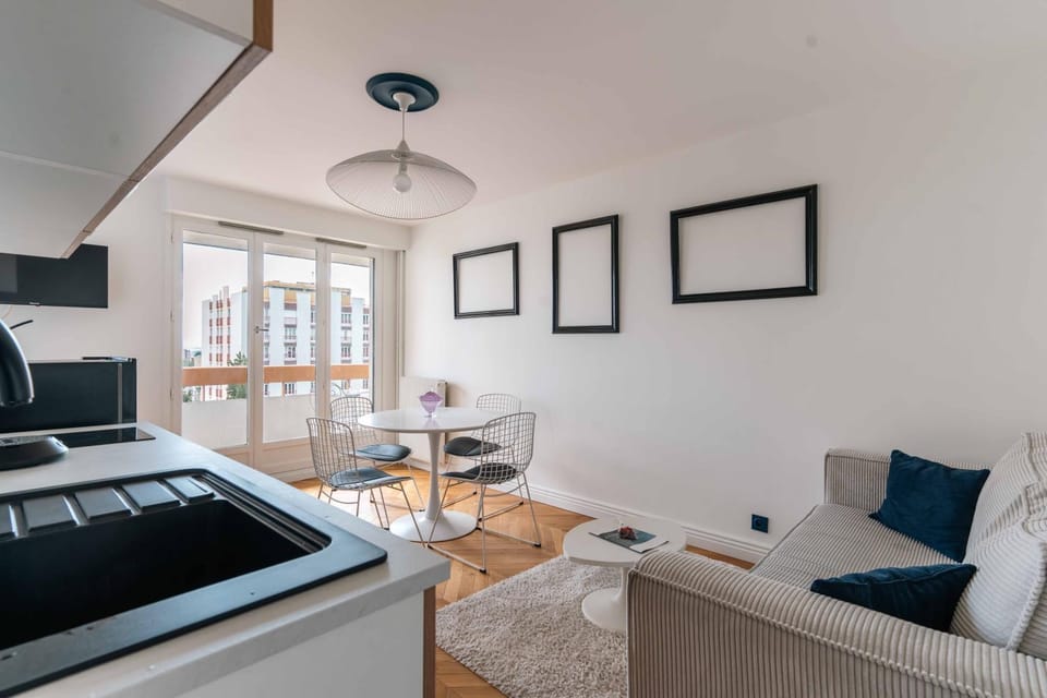 Kitchen or kitchenette, Living room, Seating area, Dining area, stove