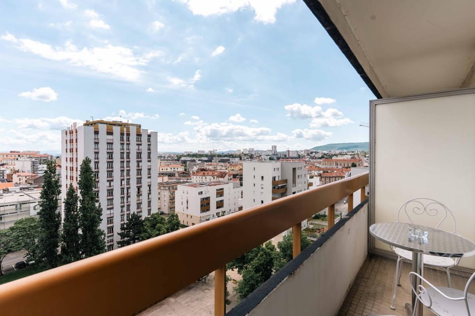 Day, Natural landscape, View (from property/room), Balcony/Terrace, Dining area, City view