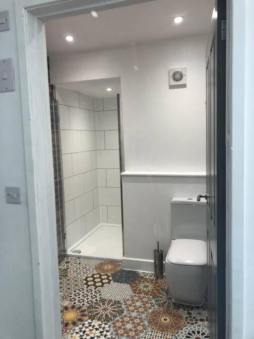 Shower, Toilet
