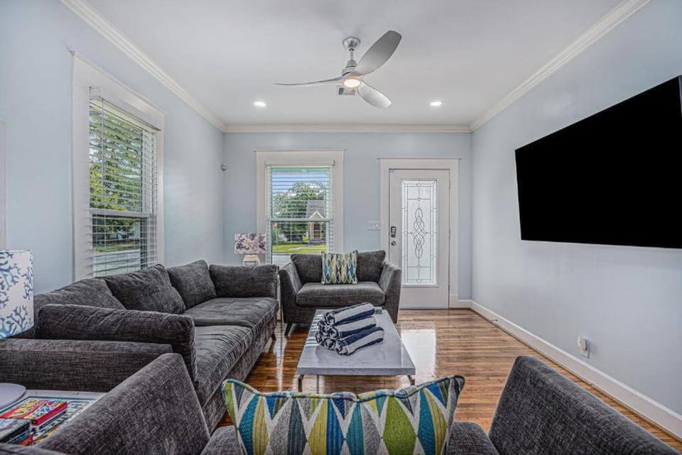 Communal lounge/ TV room, TV and multimedia, Living room, Seating area, Beach, Evening entertainment, fireplace, towels