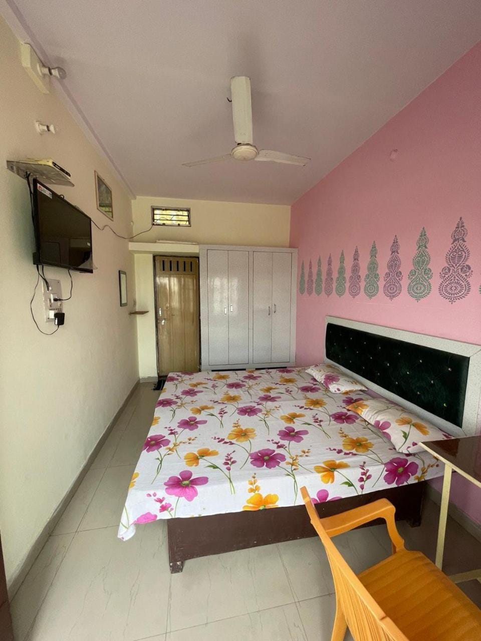 Photo of the whole room, Bedroom, air conditioner