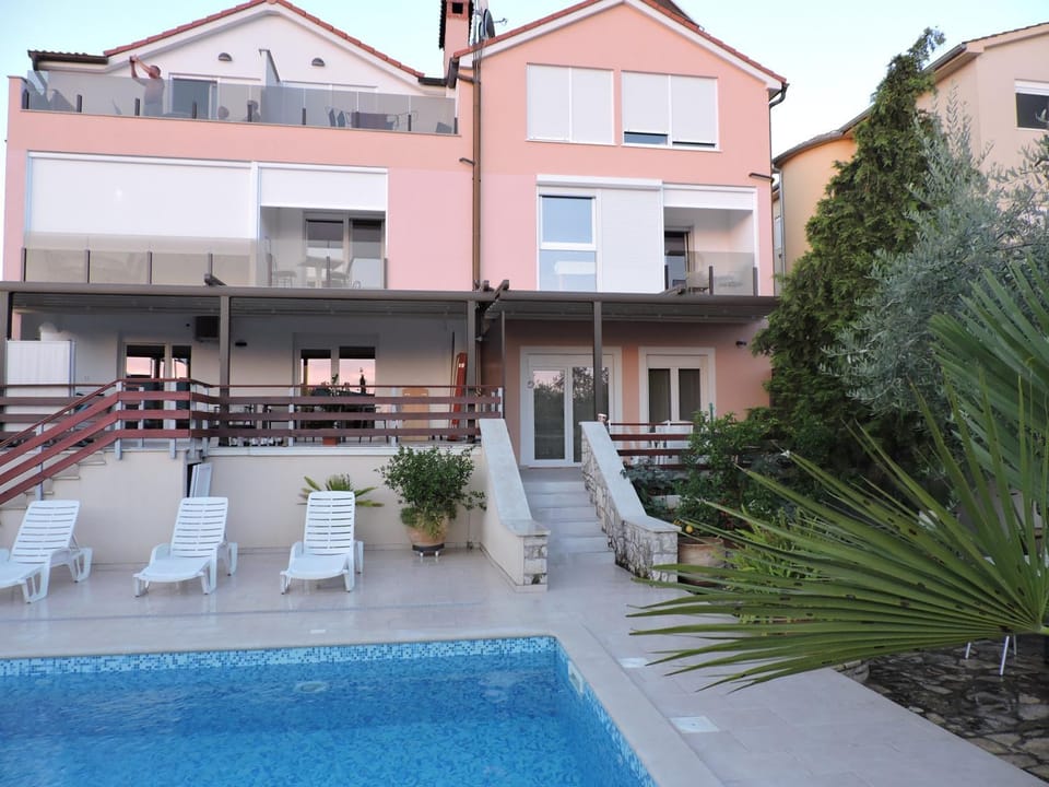 Property building, Balcony/Terrace, Swimming pool, sunbed